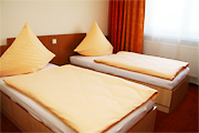 Doppelzimmer mit zwei zusammenschiebbaren Einzelbetten